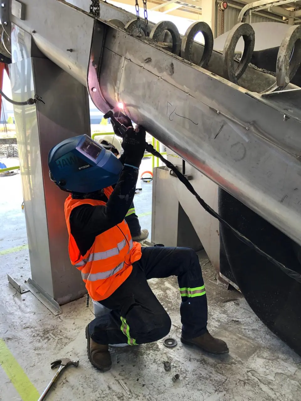 Equipo Group SIE trabajando en planta industrial